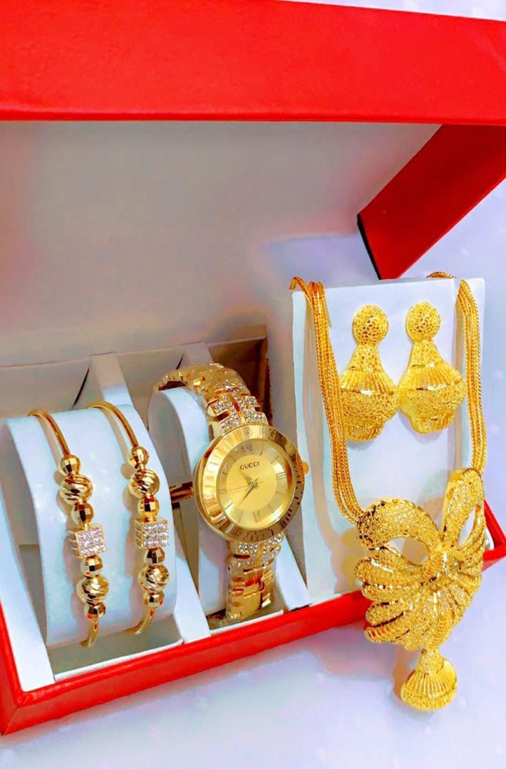 Coffret Cadeau Pour Femme Louis Vuitton - Montre Bracelet avec Collier et  Accessoires de Luxe Doré MOH00203 - SodiShop Guinée