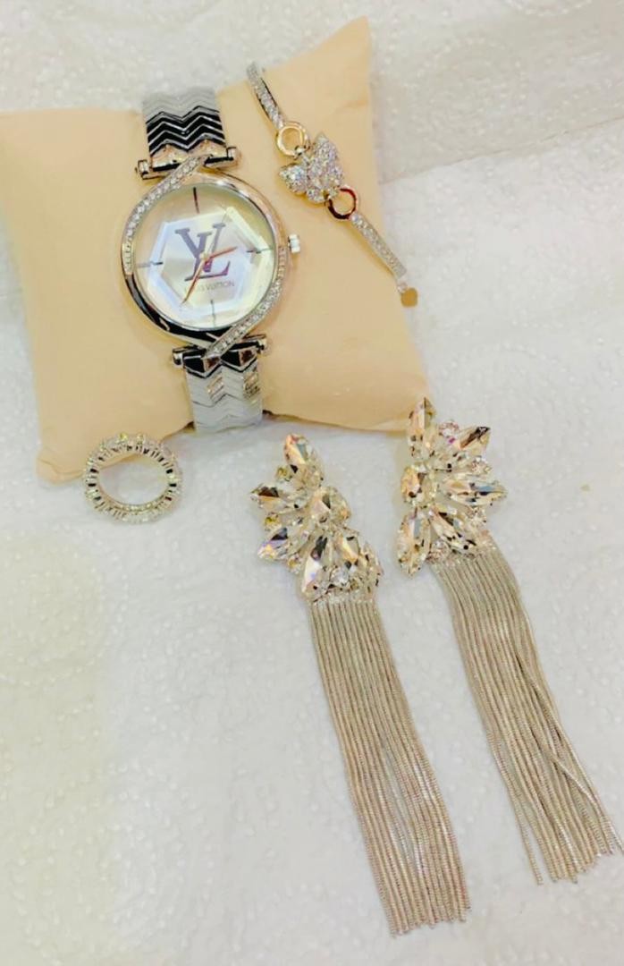 Coffret D’une Montre, D’un Bracelet Et Des Boucles D’oreilles Pour Femmes