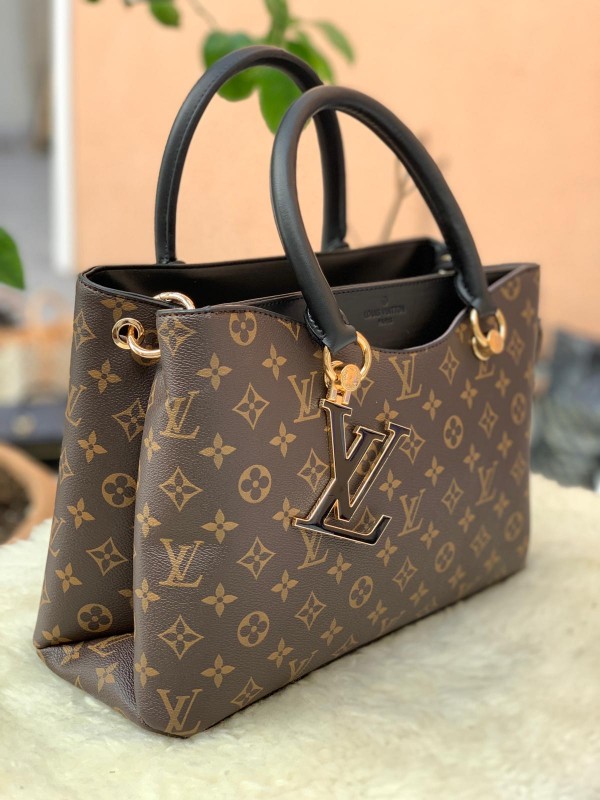 Louis Vuitton célèbre larrivée de lété en dévoilant son nouveau sac  Knokke 2023  ELLEbe
