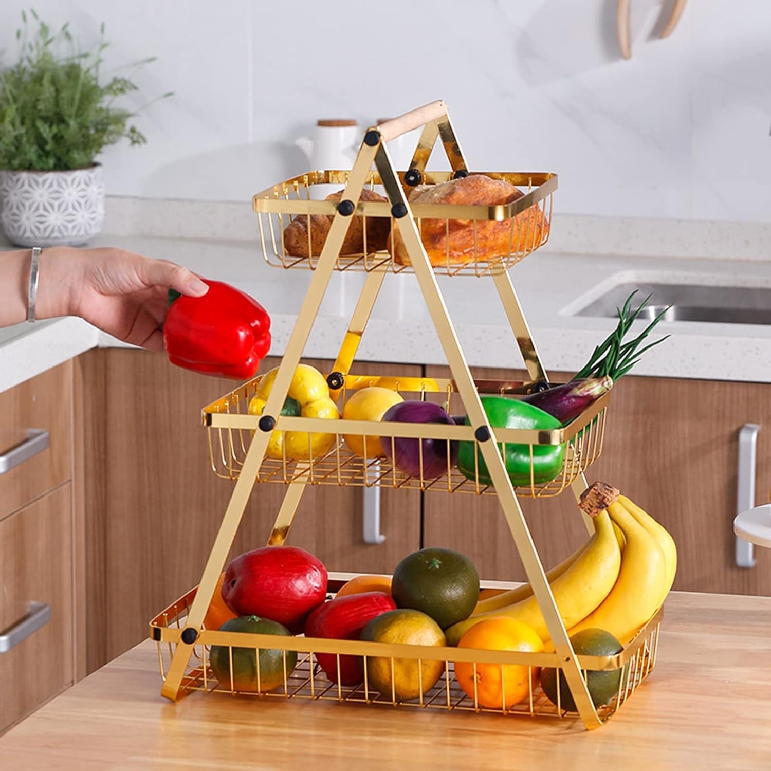 Support de corbeille à fruits à 3 niveaux doré, support à légumes en métal pour cuisine, rangement de fruits et légumes sur comptoir, support à fruits moderne portable avec poignée en bois pour cuisin