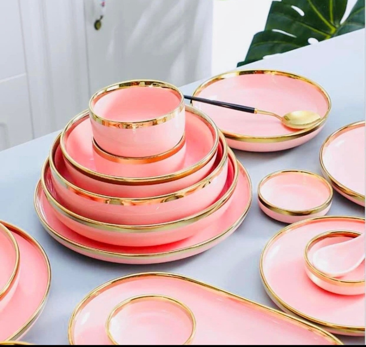 Ensembles de vaisselle ronds en porcelaine de 45 pièces avec Phnom Penh,  ensemble de vaisselle en céramique de cuisine, ensembles d'assiettes et de  bols noirs mats, ensemble de vaisselle.
