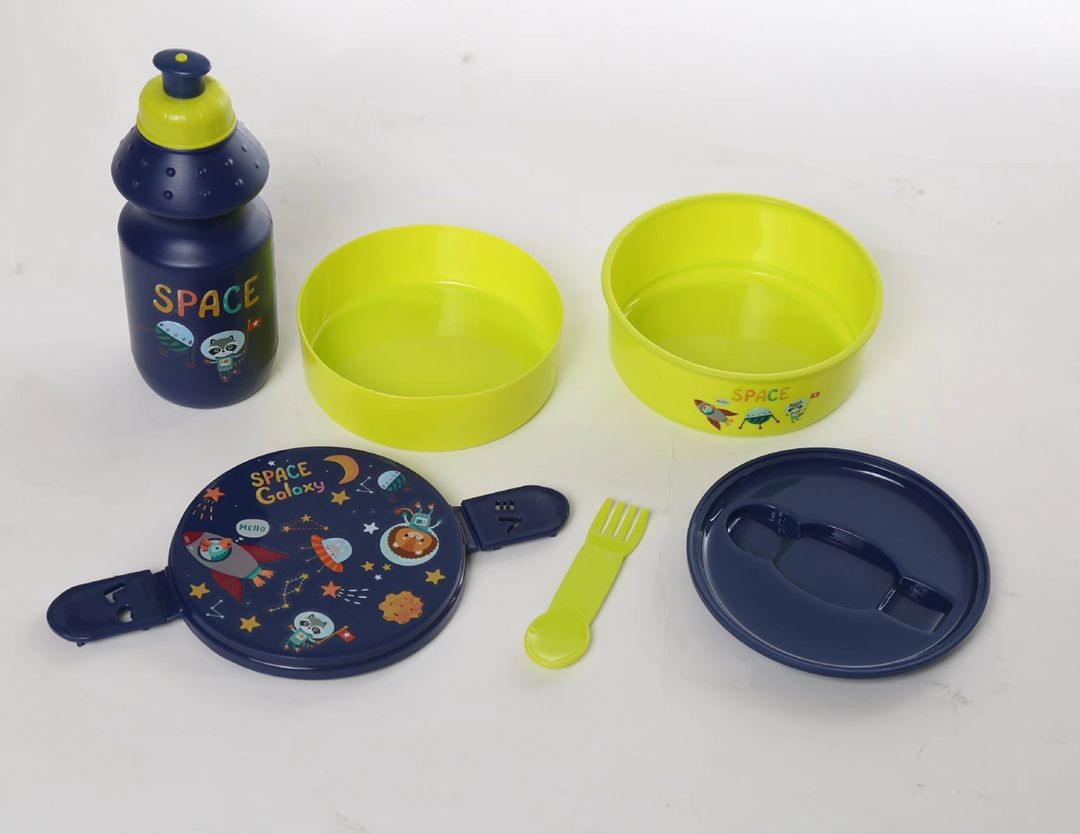 Ensemble Deux Bols Et Une Bouteille D'eau Avec Un Design Attirant